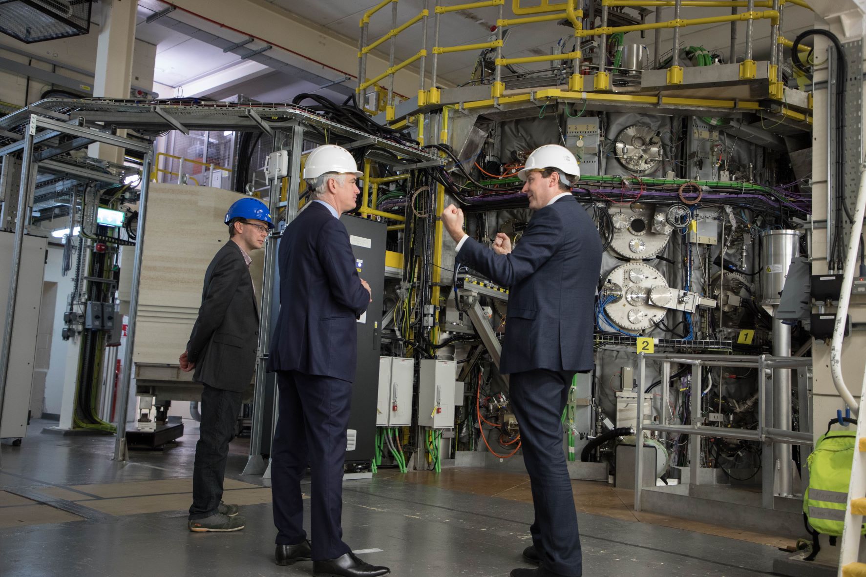 Exchequer-Secretary-to-the-Treasury-James-Cartlidge-discusses-MAST-U-with-UKAEAs-CEO-Ian-Chapman