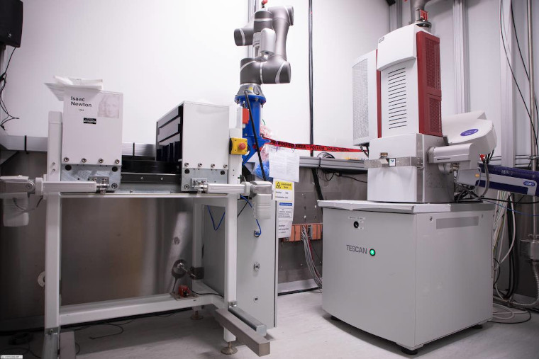 TESCAN Mira3 XMH Scanning Electron Microscope