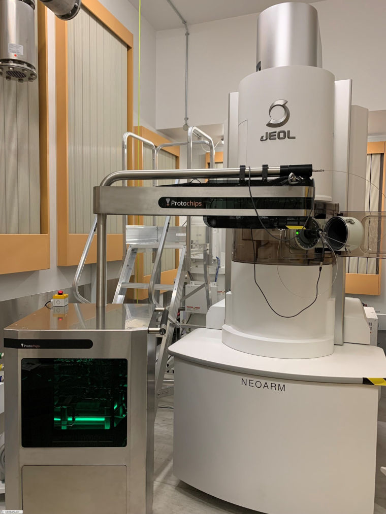 The 200 kV scanning transmission electron microscope with the Protochips – Atmosphere Gas Cell System in the laboratory.