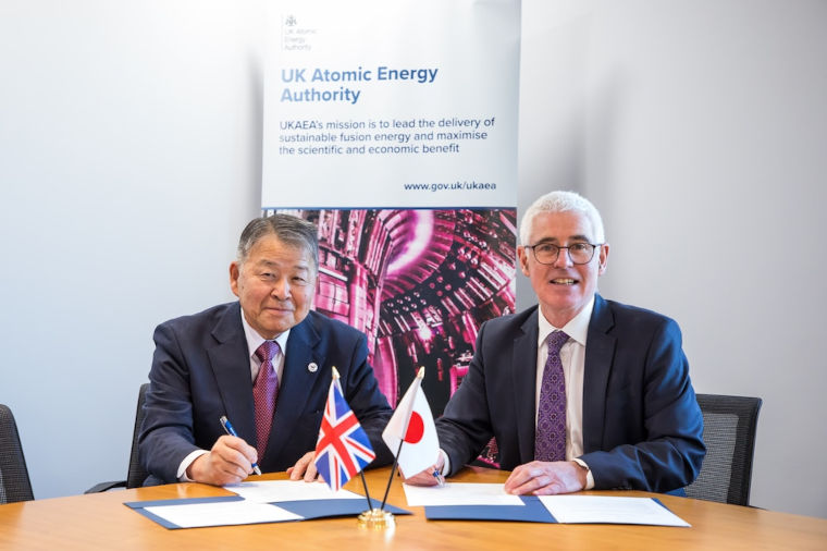 Dr Koetsu Yamazaki (F-REI) and Prof. Rob Buckingham (UKAEA) at MOC signing