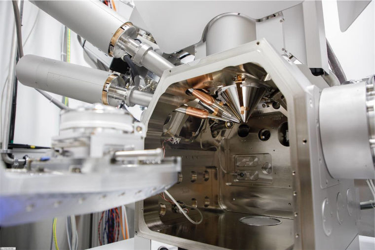 A detail of the PFIB sample chamber.