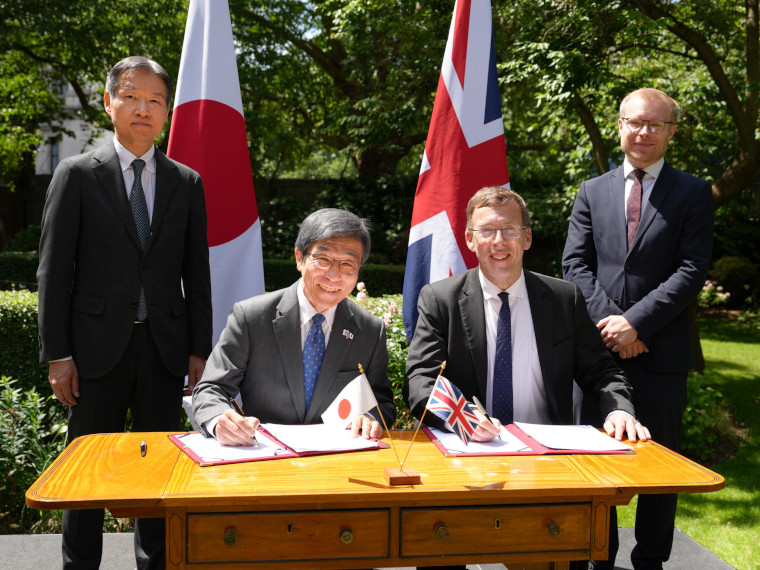 Yasuyoshi Kakita, Vice-Minister for Policy Coordination, MEXT, Shigeo Koyasu, President of QST, Tim Bestwick, CEO, UKAEA, Michael Shanks, Minister for Energy, at the signing of the UKAEA-QST MoC in the garden of 10 Downing Street.